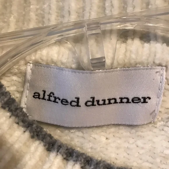 Nice Alfred Dunner Sweater. Size M like new! - Picture 3 of 4